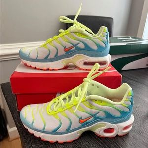 I am selling Nike air max plus, they are size 5 in youth.